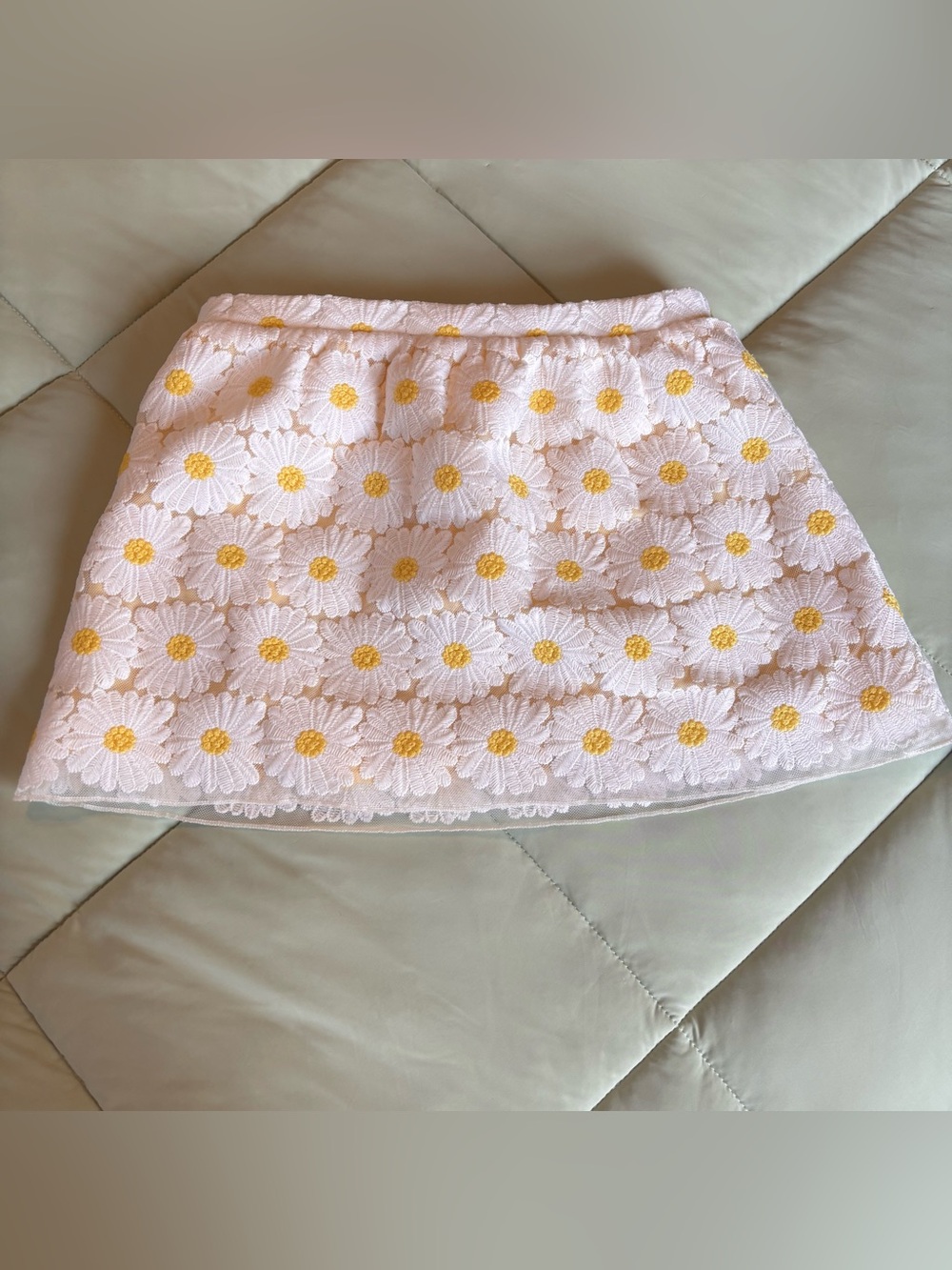GYMBOREE Girls White and Yellow Daisy Lace Appliqué Skort